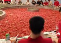 56人围坐一起涮鸳鸯火锅 涮起来是什么体验