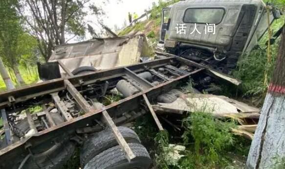 货车爆胎侧翻司机因猫丢了大哭 民警做好后方预警一边稳定驾驶人情绪一边帮着寻猫
