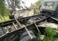 货车爆胎侧翻司机因猫丢了大哭 民警做好后方预警一边稳定驾驶人情绪一边帮着寻猫