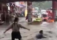 西安突降暴雨 2名商贩急流中被冲倒