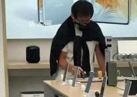 成龙买华为手机被网友偶遇 消息一出瞬间引发热议