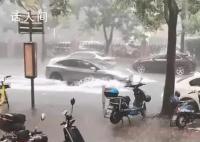 暴雨突袭上海:乌云压顶大雨瓢泼