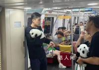 胡歌抱“国宝”现身地铁 掀起网友热议