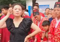 女子拦新人花轿坐地吵闹要红包 不给红包不让走