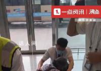 患癌老人登机被拒家属坐地大吼 目击者：其称有医院证明还带了护工