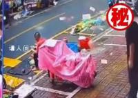 男子分手后将15000元撒向天空 情绪失控
