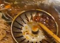 女生点外卖从碗里吃出地漏 对赔偿结果不是很满意