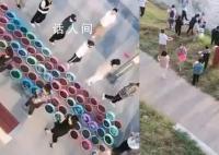多人在河边转圈念经 放生百余盆蜗牛