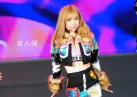 lisa演唱会现场捂嘴哭泣 这一场景令粉丝们感到动容