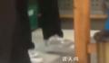 面馆服务员用脚踩大蒜分瓣扒皮 实在是太恶心了