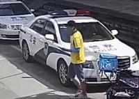 外卖小哥不顾订单哭着跑进派出所 场景让人心生触动
