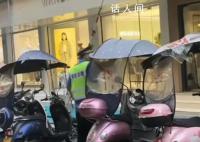 重庆回应城管划破多个电动车防雨棚 目前正在处理