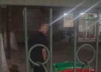 学生用留学生宿舍垃圾桶被保安怒斥 一点规矩都不懂