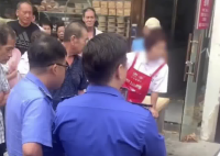 城管与商贩起冲突倒地被质疑假摔 大妈调侃城管：要做人工呼吸吗