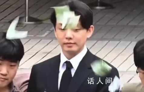 被钱砸中的刘亚仁 刘亚仁仍旧面不改色情绪十分稳定