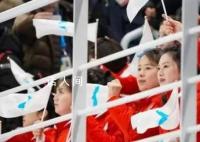朝鲜啦啦队时隔5年重现国际赛场 手中挥舞着助威棒