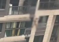官方回应“男子赤身裸体趴在6楼外” 报警群众称其情绪不佳欲轻生