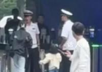 保安被女子扇耳光后拎其脖子猛摔在地 工作人员称女子和保安正在派出所处理此事
