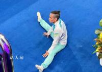 48岁体操名将丘索维金娜亮相杭州 来到馆内进行赛台训练