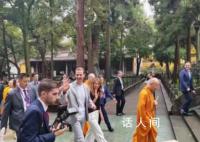 叙利亚总统夫妇参观灵隐寺 对游客说：你好