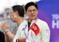 霍启刚看望中国水上选手 引得众人围观