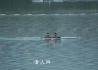 中国代表团夺亚运首金 邹佳琪邱秀萍联手出击以7分06秒78的成绩率先冲过终点