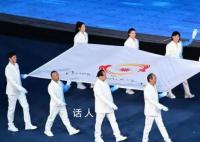 郭晶晶罗雪娟惊艳亮相 多位体育名将成为执旗手
