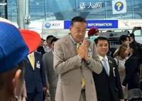 泰国总理机场迎接中国游客 神奇泰国热情依旧