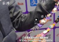 日本运动员展示亚运徽章 其中张本美和还与孙颖莎交换到了徽章