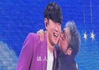 韩红在演唱会亲了林俊杰脸颊 林俊杰不仅没有生气还笑得十分开心