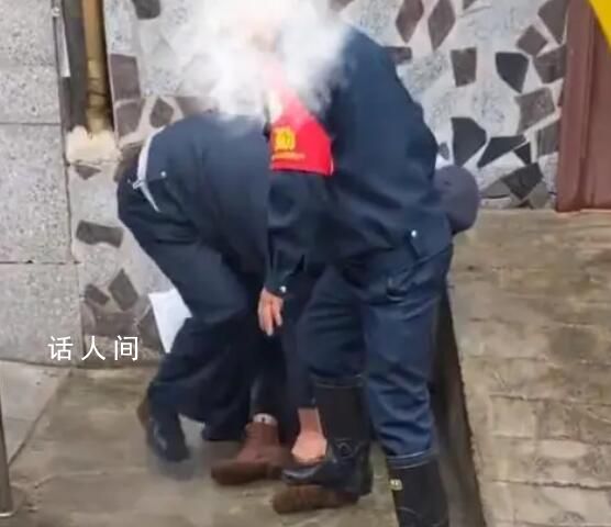 女子想见领导 被3名保安踩在脚下
