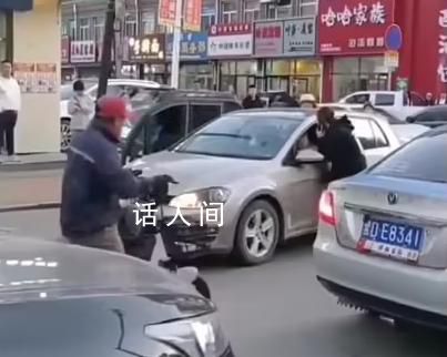 老人碰瓷被车主持刀追砍 当地回应