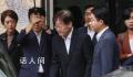 李在明拄拐杖出庭受审 面色憔悴