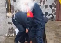 女子想见领导 被3名保安踩在脚下