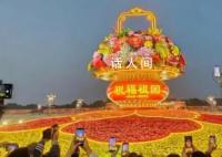 天安门广场巨型花篮亮灯了 众多游客前来合影
