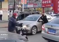 老人碰瓷被车主持刀追砍 当地回应