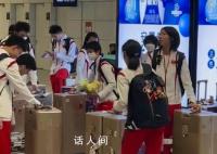 背了一堆小乌龟的全红婵相当显眼 全红婵身上带了几只小乌龟你能数清吗