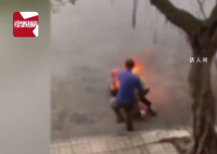 男子换车油不慎引燃衣物倒地惨叫 不停在地上翻滚