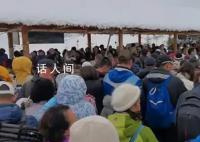 因降雪道路结冰 大量旅客滞留喀纳斯
