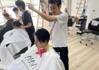 费立纬赛后真的去剪头发了 被妈妈吐槽头发长