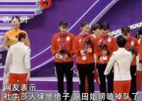 孙颖莎领奖时因为唠嗑掉队了 引发了观众们的欢乐和赞赏
