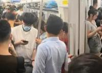 网友吐槽假期坐高铁动车像挤地铁 大家都很开心因为可以回家了