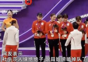 孙颖莎领奖时因为唠嗑掉队了 引发了观众们的欢乐和赞赏