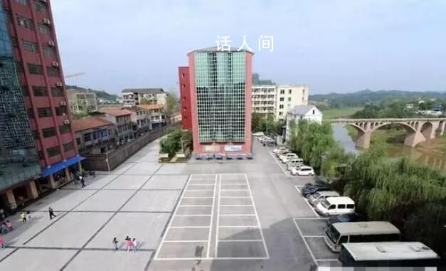 学生蹲校门口喝奶引出校长涉黑案 向黎因涉黑已被被警方采取刑事强制措施