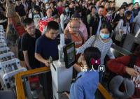 北京六里桥客运站候车大厅人头攒动 脚还没着地就上车了