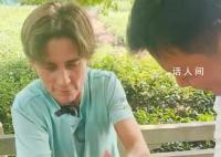 丘索维金娜逛西湖:吃榨菜鲜肉月饼