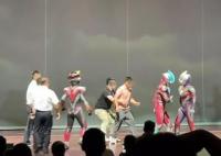 上台推搡奥特曼演员的男子疑醉酒 警方已介入