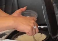 堵车之月饼还没提回家就吃完了 这样的场景让人不禁感到有些心酸