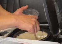 高速堵车饿肚子?有人车上带一锅饭菜
