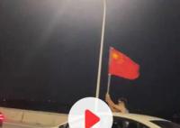 凌晨堵在高速孩子们挥国旗放歌 看到这一幕堵车的疲劳都消失了